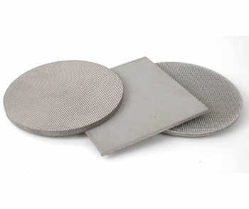 Sintered wire cloth laminates two round and one square